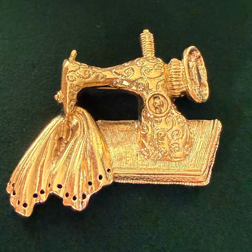 Vintage 1928 Sewing Machine Brooch Pin Gold Tone 3 D Figural Rich Goldtone